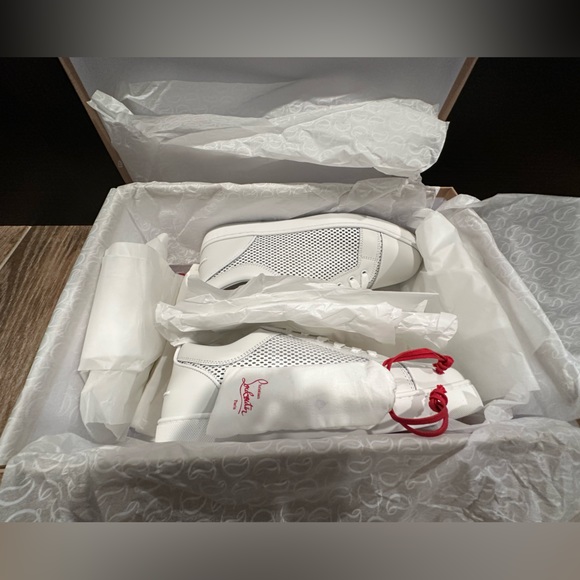 Christian Louboutin - Picture 7 of 9